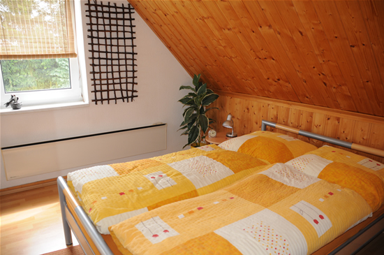Schlafraum mit Doppelbett in der Ferienwohnung in Friesau